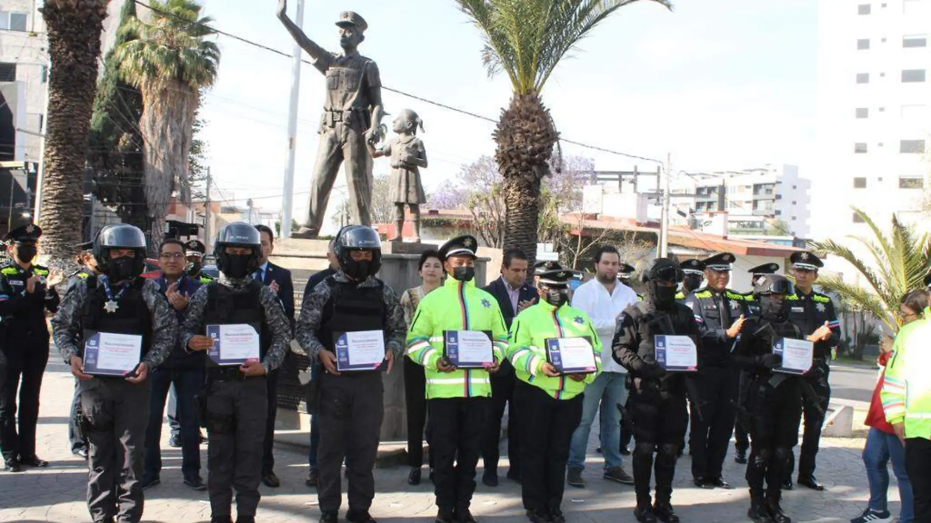 Dan reconocimiento a policías municipales por participar en detenciones de alto impacto